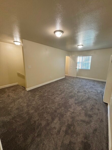 Building Photo - 8634 Menlo Ave