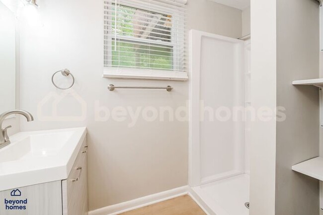 Building Photo - Stunning 4 Bedroom 2 Bathroom Home - Looki...