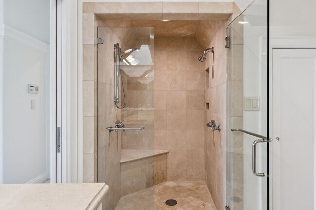 Building Photo - Beautiful, Old-World-style Home in the Heart of Central Menlo Park