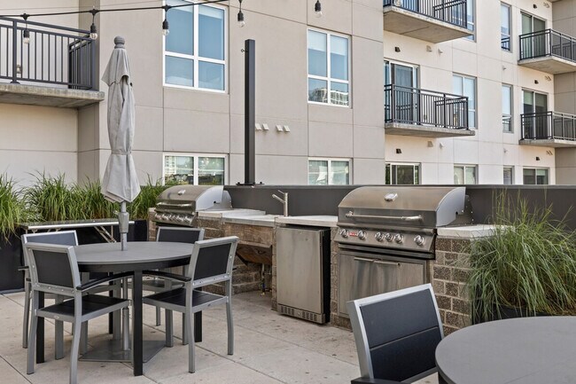 Building Photo - 505 16th Ave S