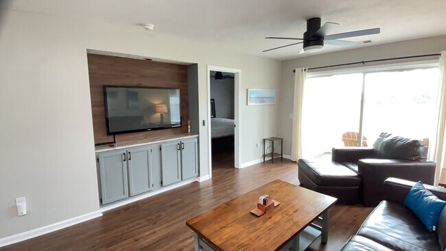 Building Photo - REDUCED!  2nd Floor 2 Bedroom Condo with New Paint and Carpet