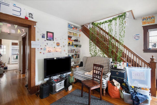 Building Photo - 716 e kingsley-