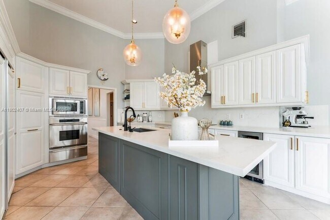 Building Photo - 2708 Meadowood Dr