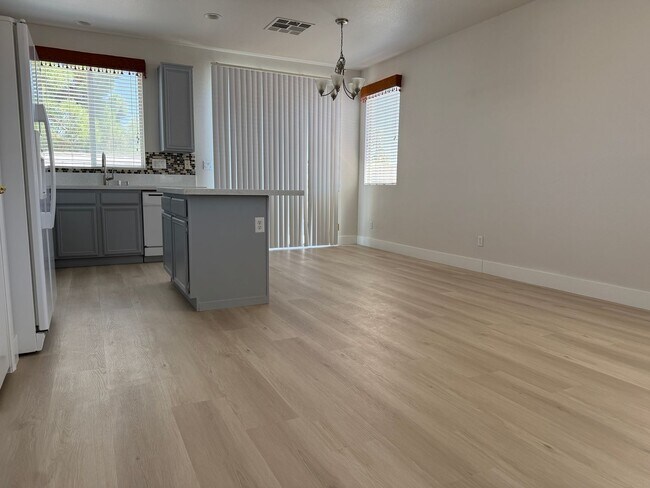 Building Photo - 3bd/2bath Single Story Home!