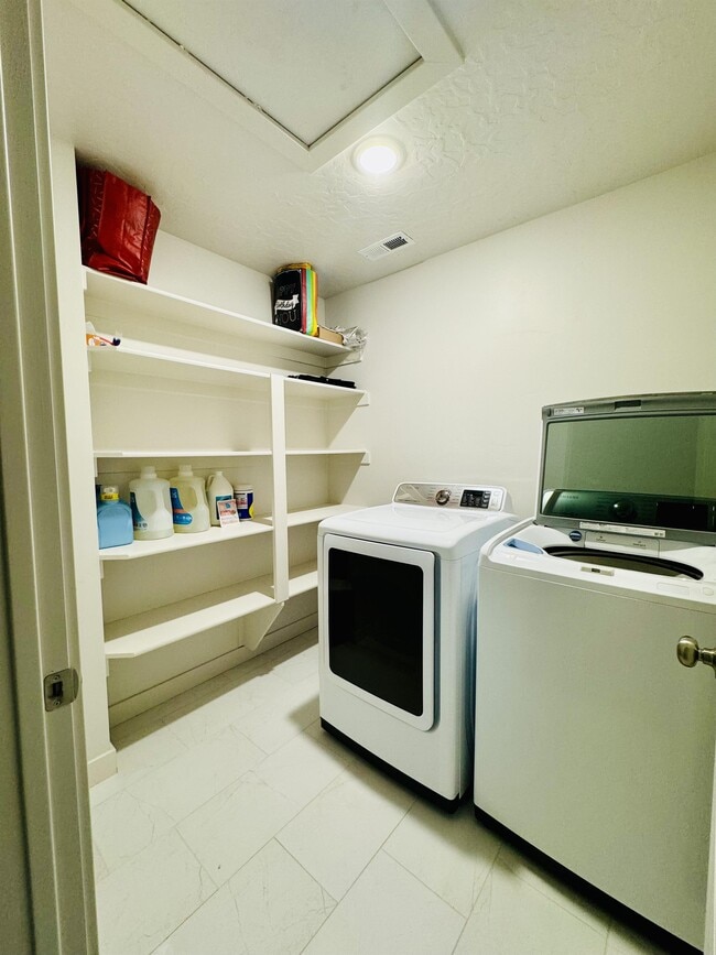 Building Photo - 2687 N Snowberry Dr