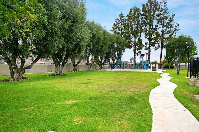 Building Photo - Charming Huntington Beach Townhome | Prime...