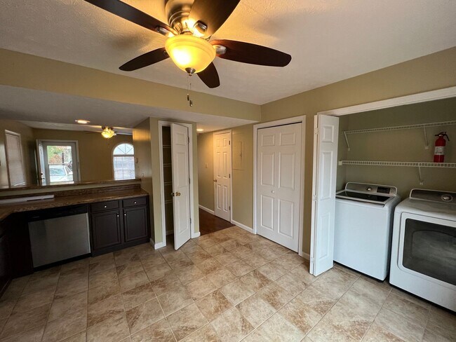 Building Photo - 762 E Sherwood Hills Dr