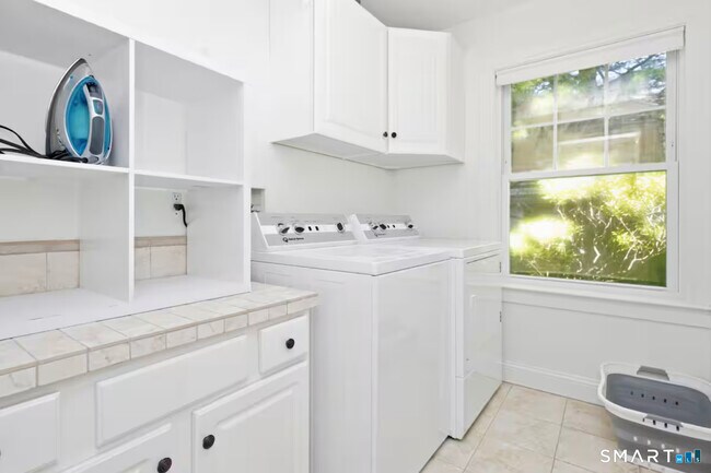 Building Photo - 58 Davenport Dr
