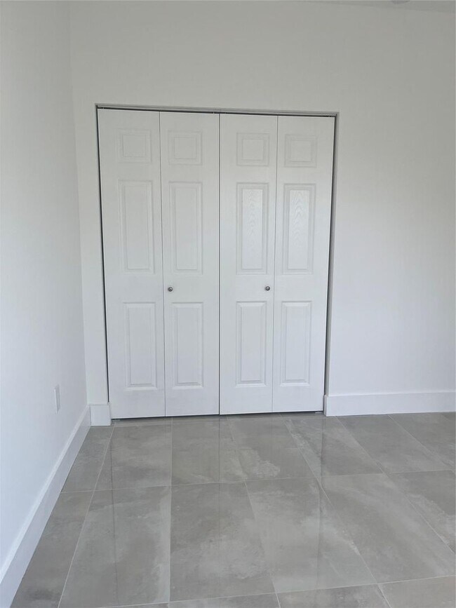 Building Photo - 2877 SE 1st Ct