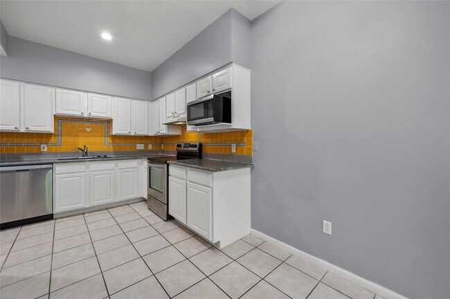 Building Photo - 11709 Lakeside Pl Dr