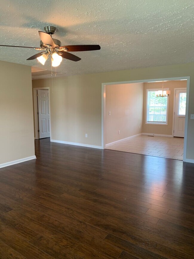 Building Photo - 3 Bedroom, 2 Bath Home Located in Manchester