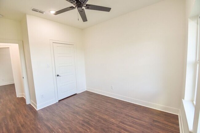 Building Photo - Tour Today! Stunning 4 Bedroom 2 Bath in W...