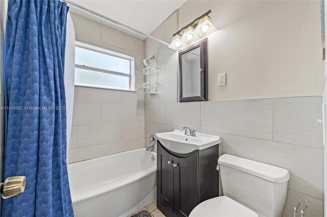 Building Photo - 1125 NE 5th Ave