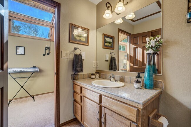 Building Photo - Stunning two-story home in Woodland Park