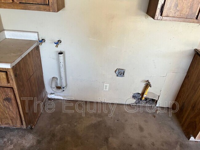 Building Photo - 401 S Valencia Blvd