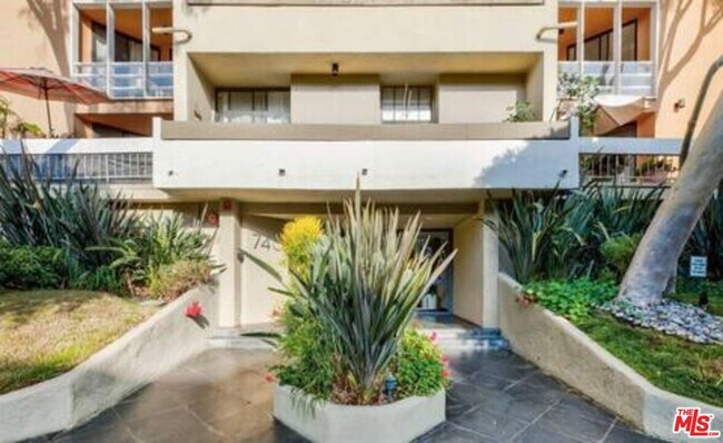 Building Photo - 740 Kings Rd