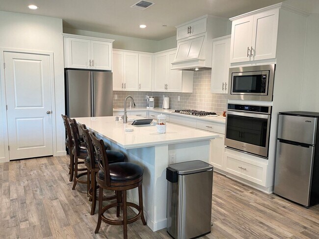 Building Photo - Newer Construction! 4+2 READY NOW!