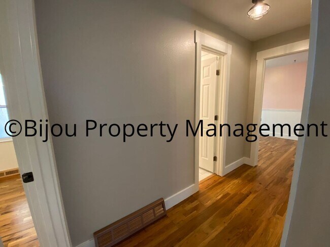 Building Photo - 3 Bed, 1 Bath