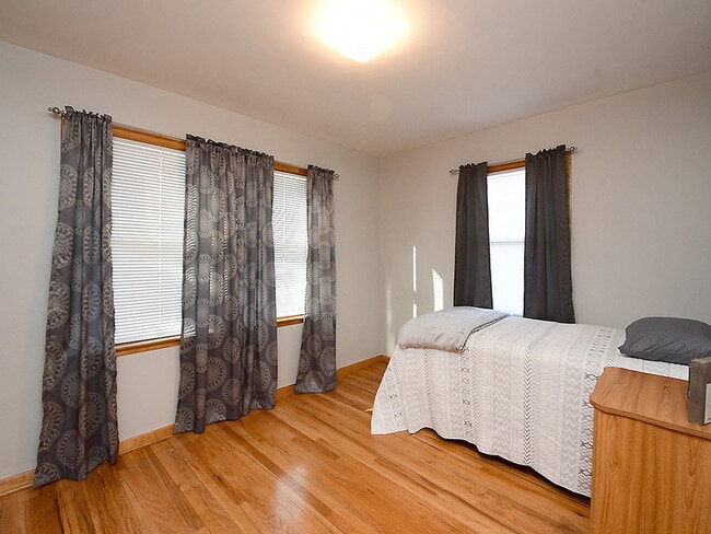 Building Photo - 705 E 9th St