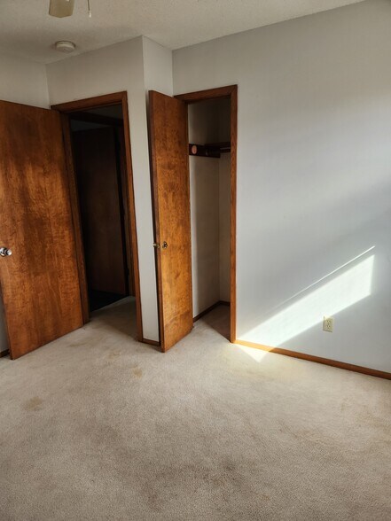 Building Photo - 203 Valley St