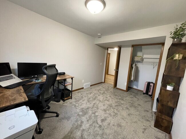 Building Photo - 3018 Maple Valley Dr