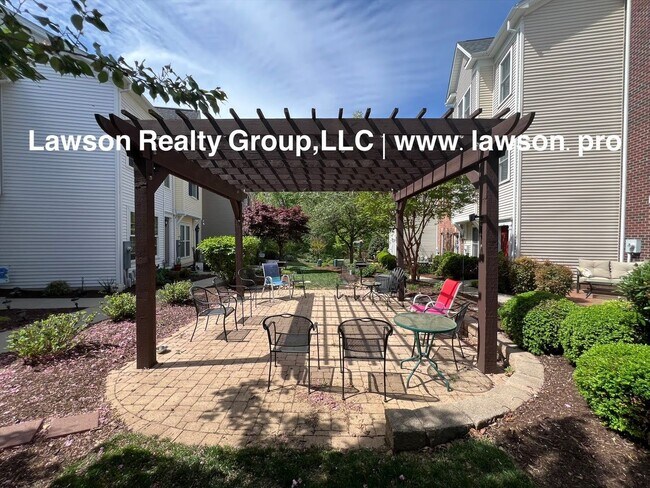 Building Photo - Luxurious Colonial Green Townhome with Garage