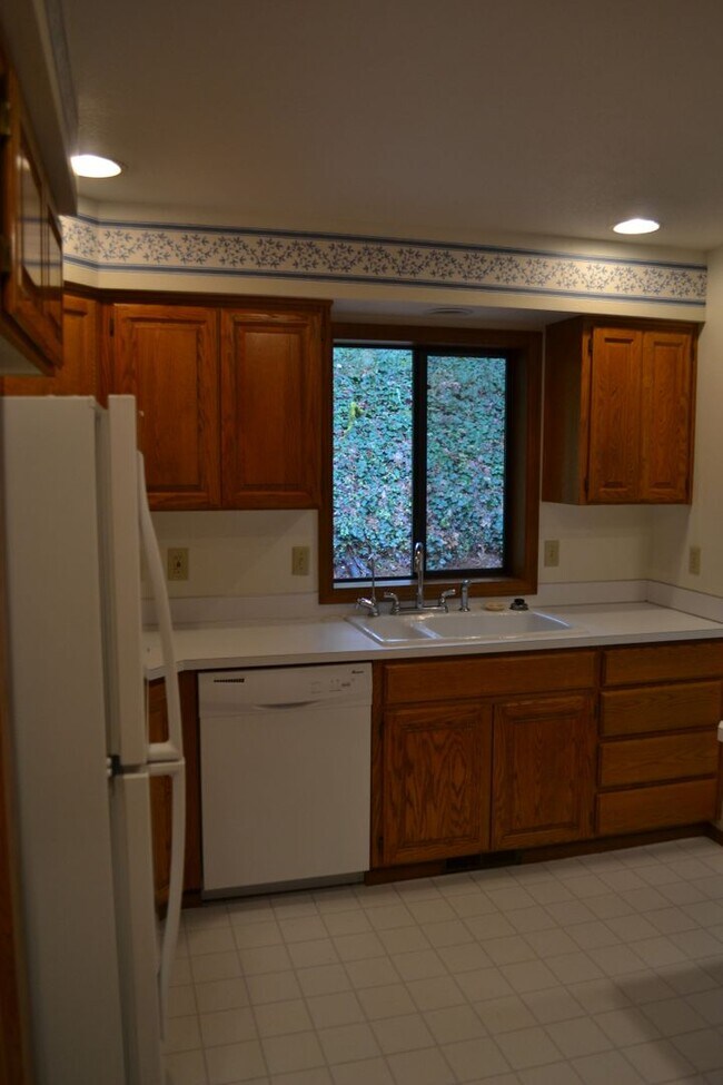 Building Photo - BEAUTIFUL 3 BEDROOM 3 BATH HOUSE LOCATED IN SOUTH SALEM