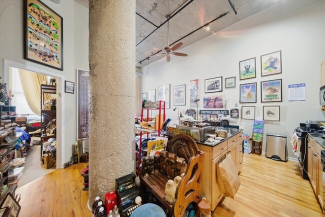 Building Photo - 758 N Larrabee St