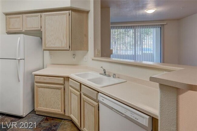Building Photo - Resort-Style Living in the Gated Vistana C...