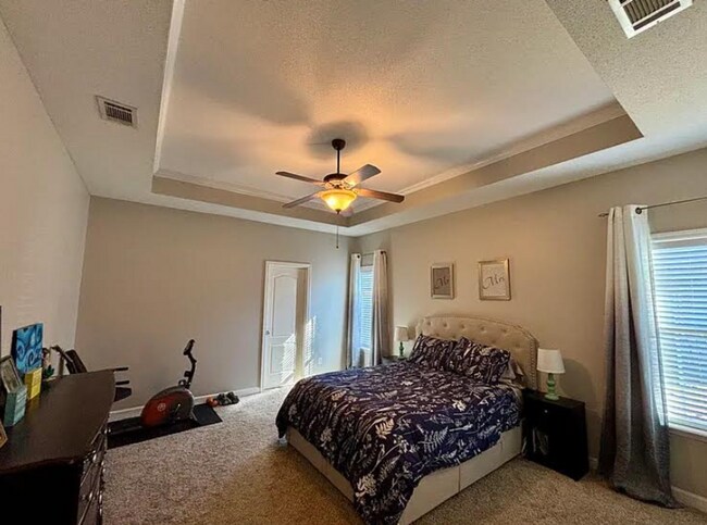 Building Photo - Spacious 4BR Home with Fireplace, Screened Porch & Privacy-Fenced Yard