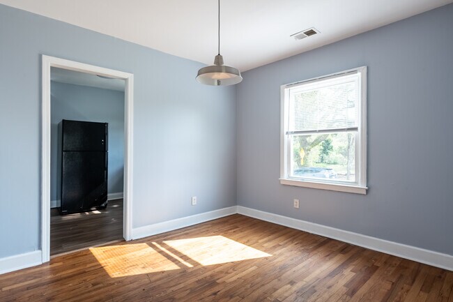 Building Photo - 1443 Venetian Dr SW