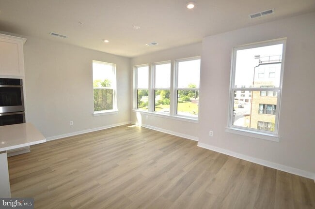 Building Photo - 43795 Middleway Ter