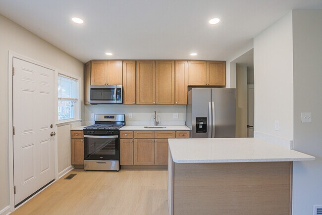 Building Photo - 3 Bedroom Complete Rehab