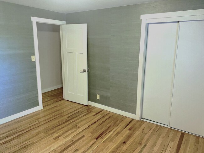 Building Photo - Charming 3-Bedroom Oasis with Expansive Yard and Driveway!