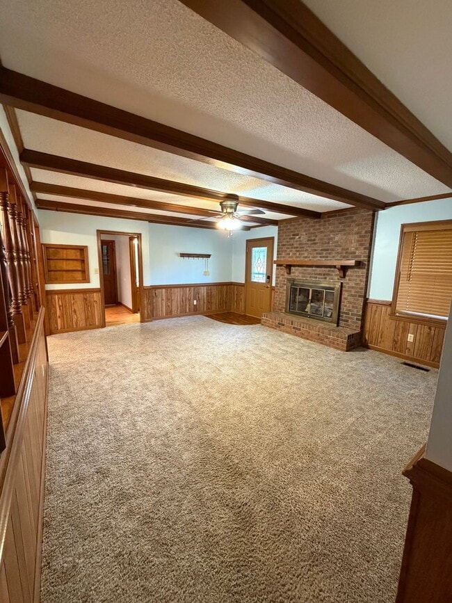 Building Photo - Spacious 3 Bedroom, 2 Bath Home on Over an Acre – Lawn Care Included!