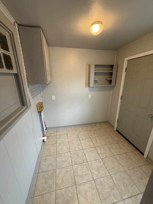 Building Photo - 109 N Draper Ave