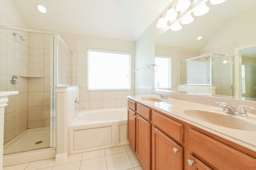 Building Photo - 3011 Lockeridge Village Dr