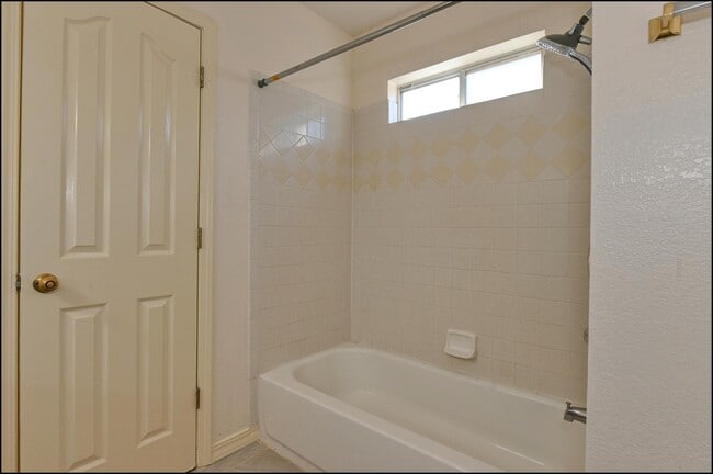 Building Photo - 648 Wind River Ave