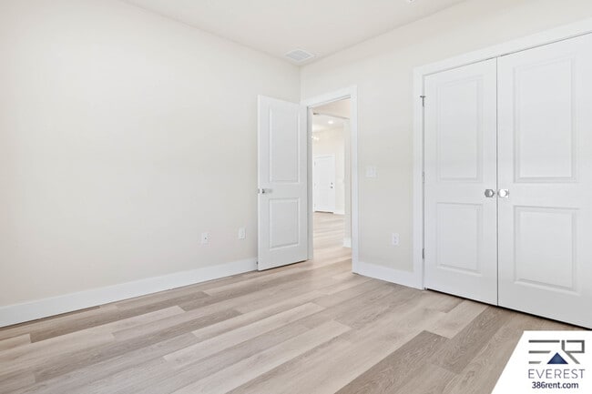 Building Photo - 71 Point of Woods Dr