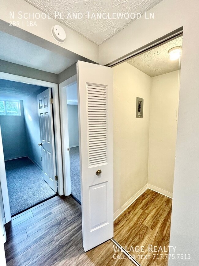 Building Photo - 319 N School Pl