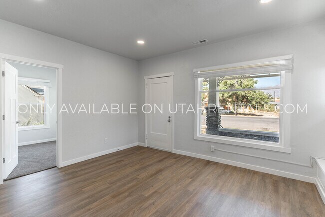 Building Photo - 231 400 N