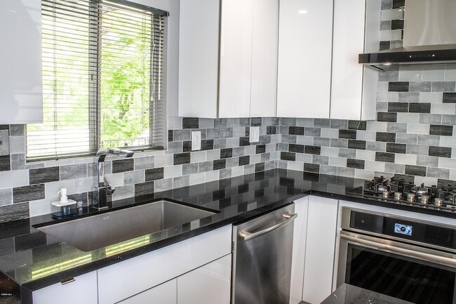 Building Photo - 522 Via Colinas