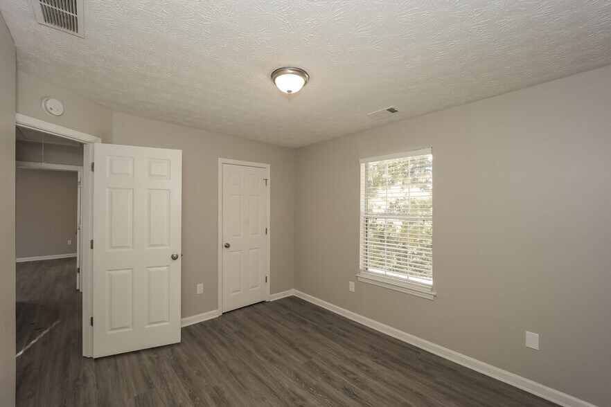 Building Photo - 7196 Williamsburg Dr