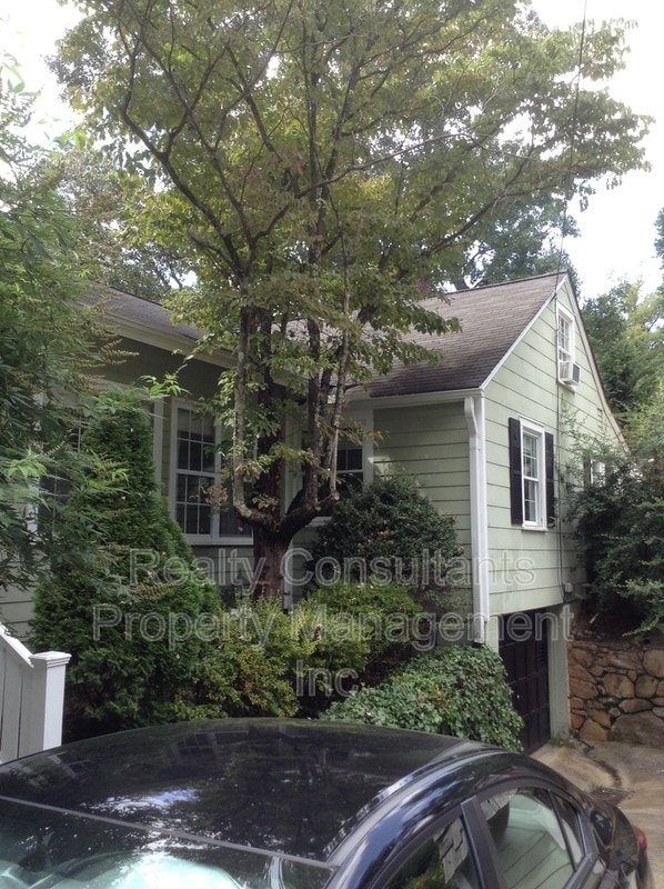 Building Photo - 2461 Lyndhurst Ave