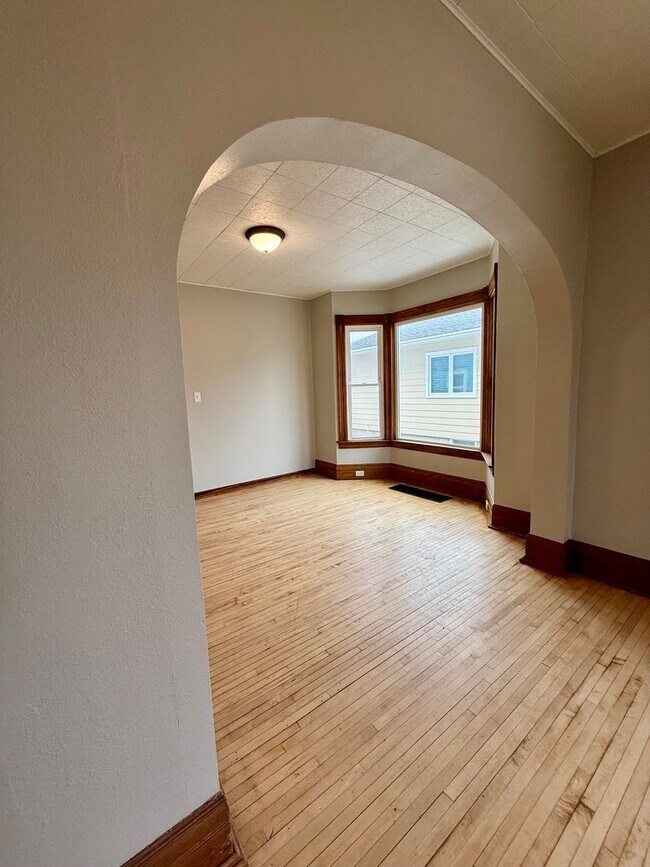 Building Photo - Available Feb 15th! Spacious 3–4 Bedroom Home in Prime Central Location