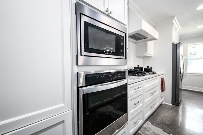 Building Photo - 9330 Meadowbriar Ln