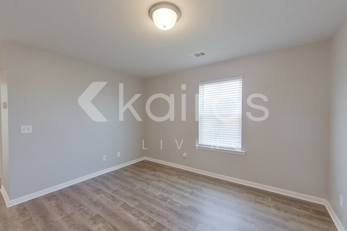 Building Photo - 210 Western Red Cedar Dr