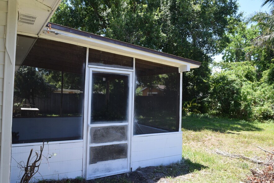 Building Photo - 8114 Meadowglen Dr