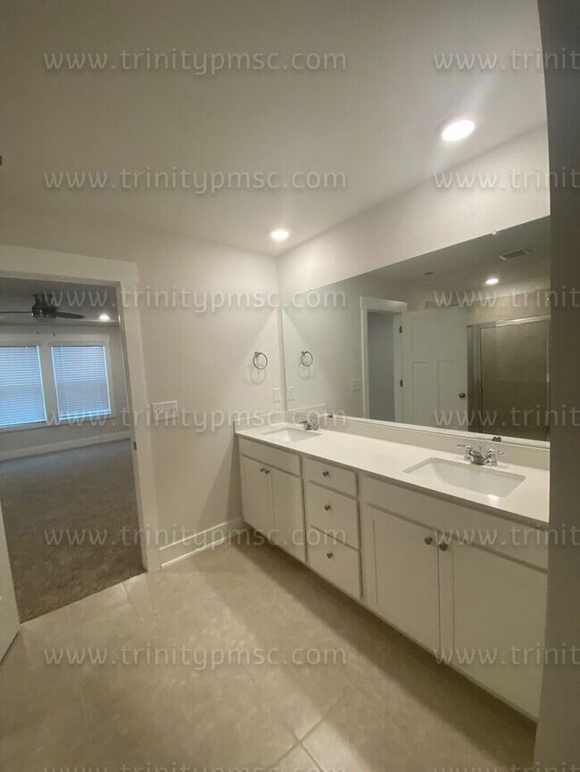 Building Photo - Gorgeous 4/2.5 waiting for you!
