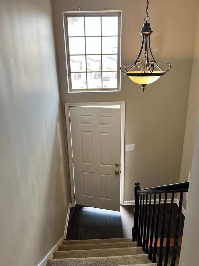 Building Photo - 3 bed/2bath Townhome freshly painted!